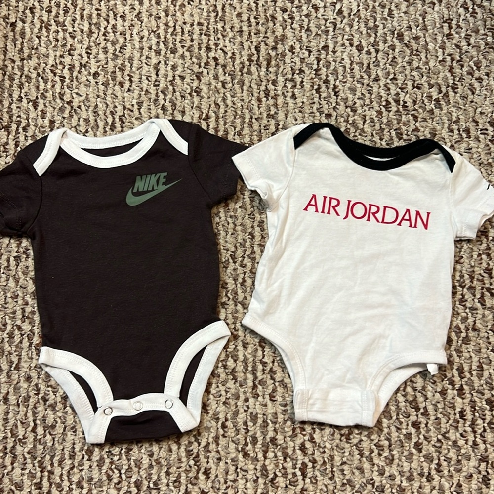 Nike onesies‎